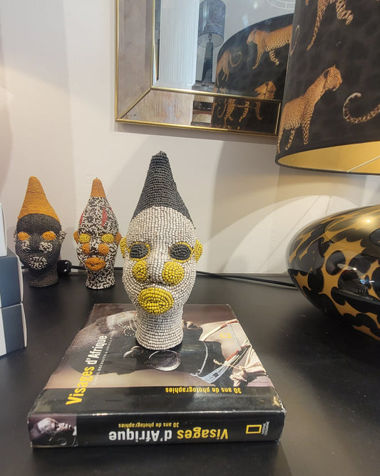 Petite Bamileke-Statue: graue und warmgelbe Perle